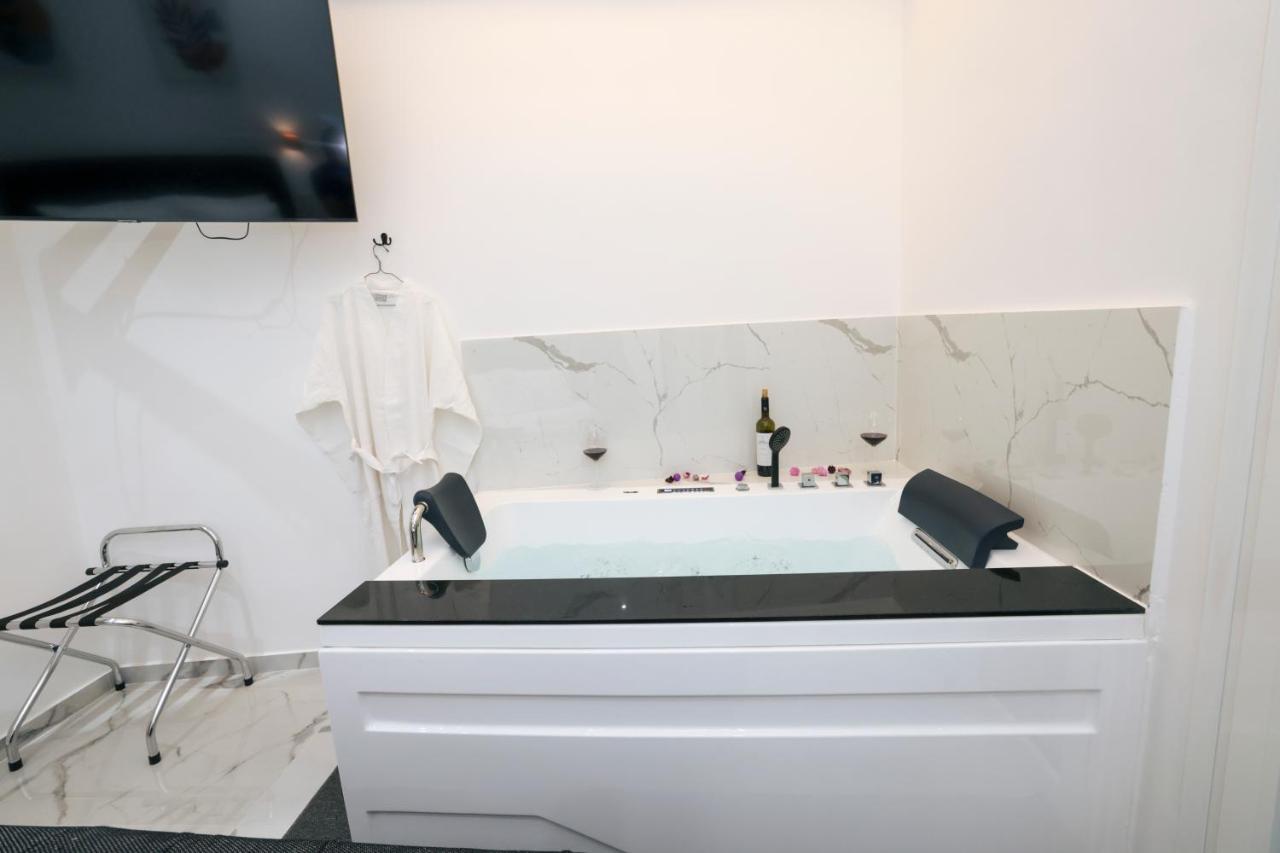 Zeos Finest Jacuzzi Suite Athen Exterior foto